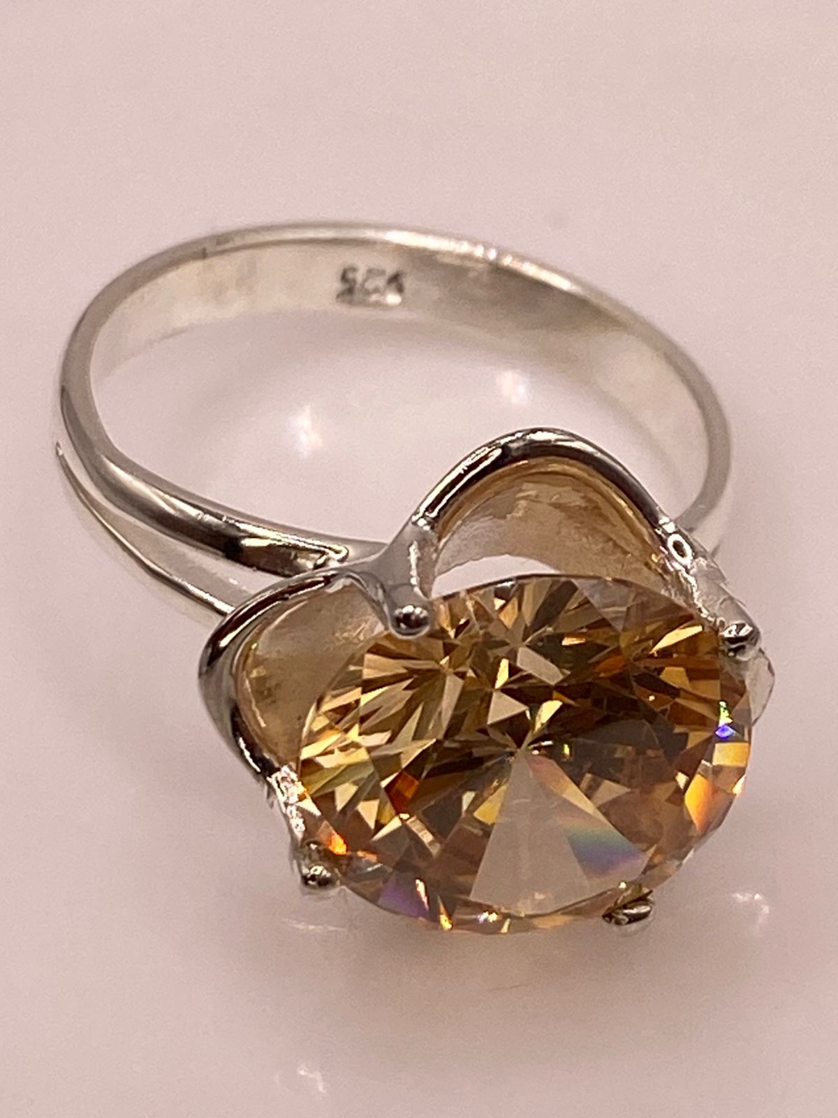 Anillo de Plata con Zirconia Dorada Corte Redondo Estilo Elegante 💍✨