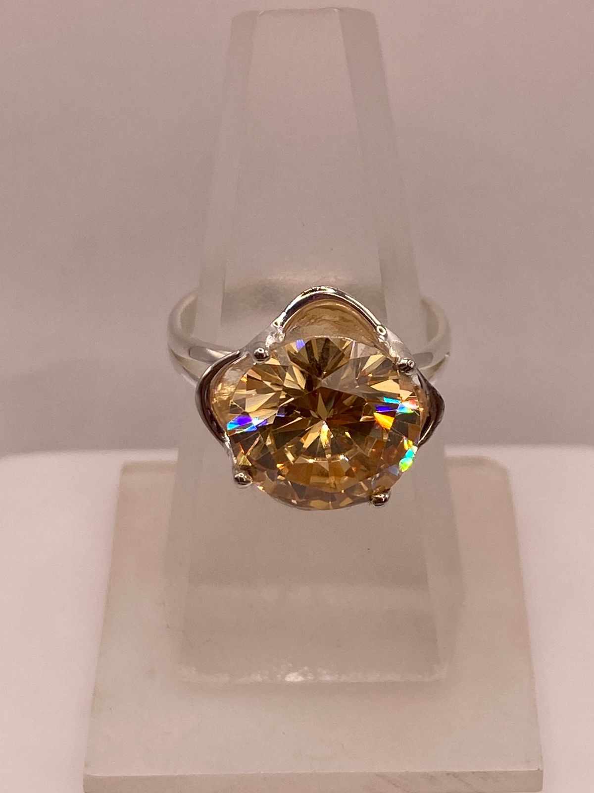 Anillo de Plata con Zirconia Dorada Corte Redondo Estilo Elegante 💍✨