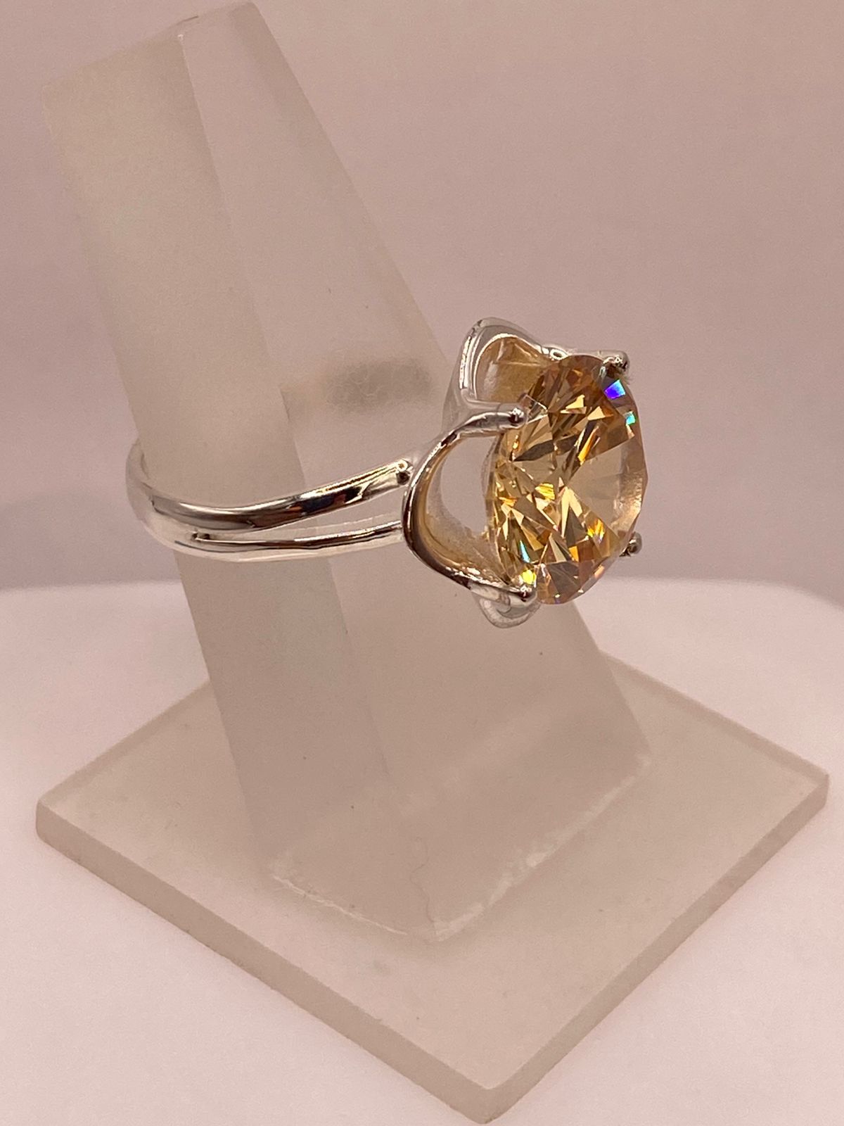 Anillo de Plata con Zirconia Dorada Corte Redondo Estilo Elegante 💍✨