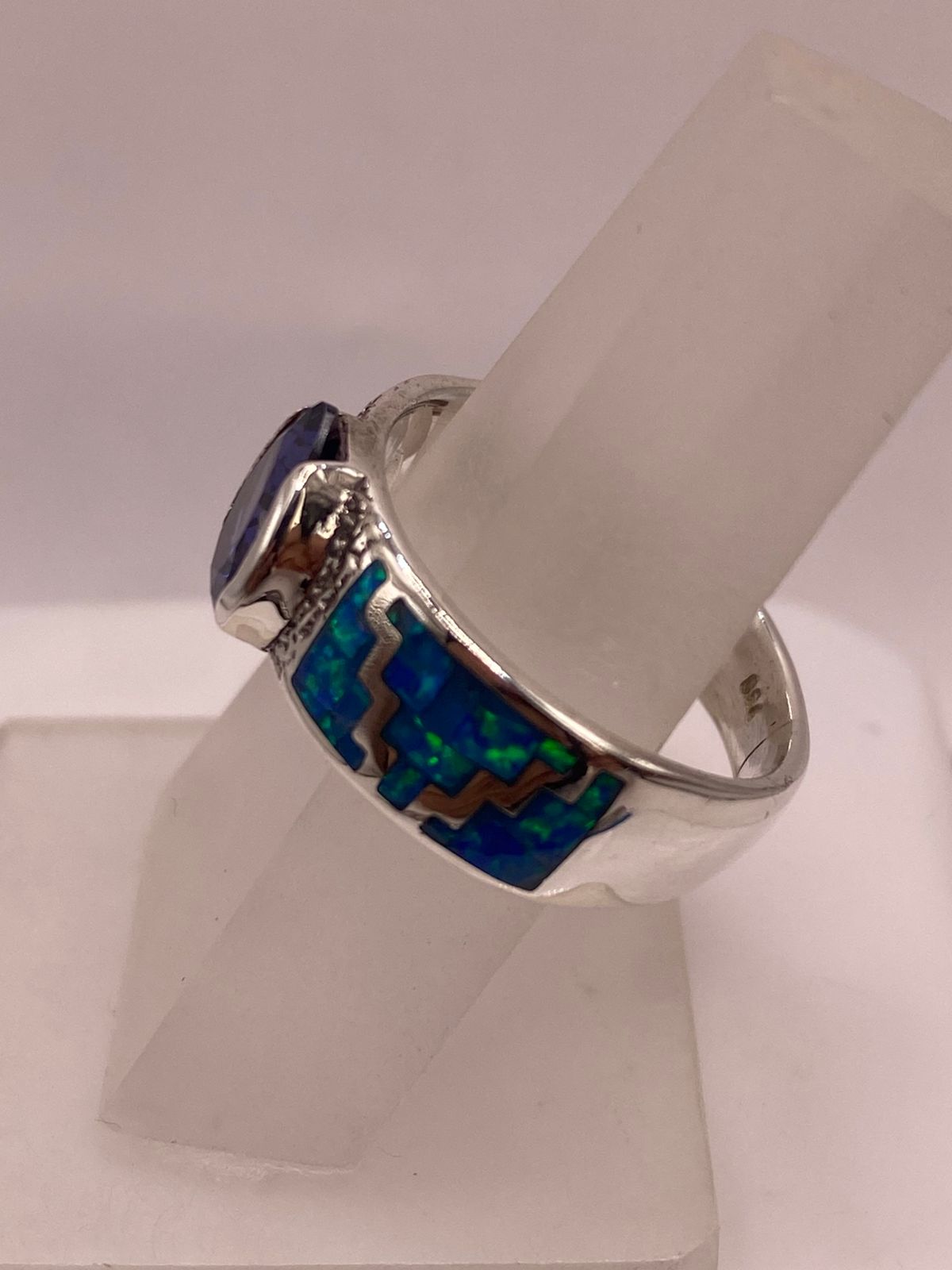 ANILLO DE PLATA .950 CON ZIRCONIA AZUL Y ÓPALO DISEÑO GRECA