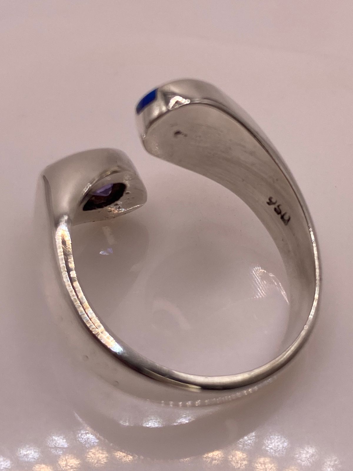 ANILLO DE PLATA .950 CON ZIRCONIA MORADA Y ÓPALO DE FUEGO DISEÑO ABIERTO MODERNO, sello de autenticidad Plata Ley .925
