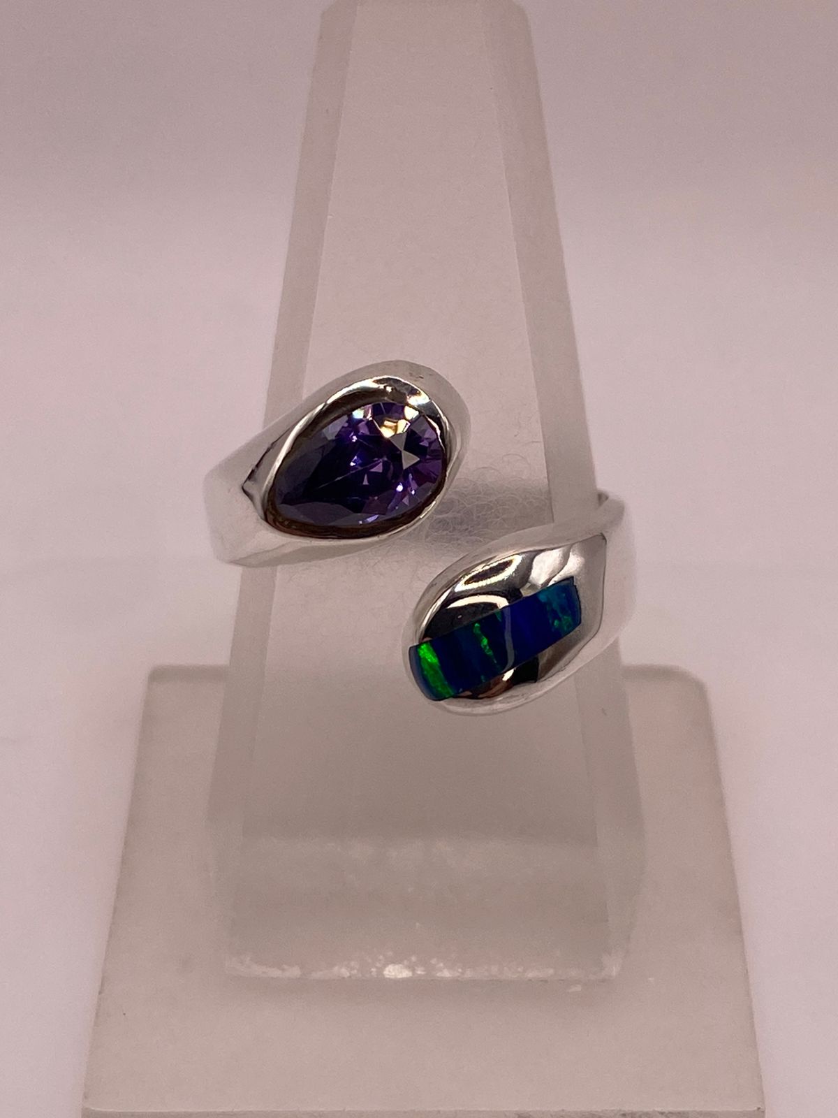 ANILLO DE PLATA .950 CON ZIRCONIA MORADA Y ÓPALO DE FUEGO DISEÑO ABIERTO MODERNO, vista lateral