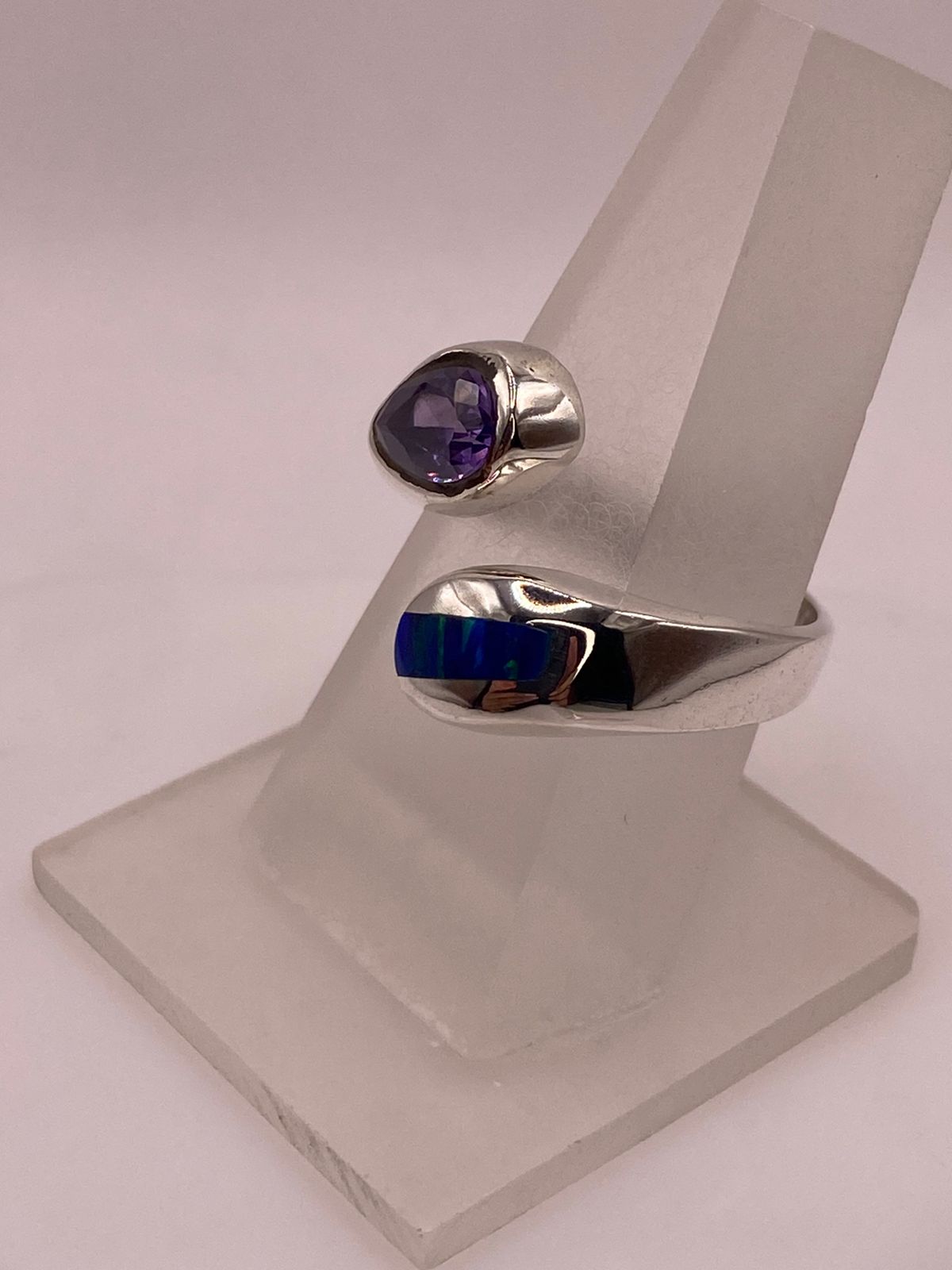ANILLO DE PLATA .950 CON ZIRCONIA MORADA Y ÓPALO DE FUEGO DISEÑO ABIERTO MODERNO, vista frontal