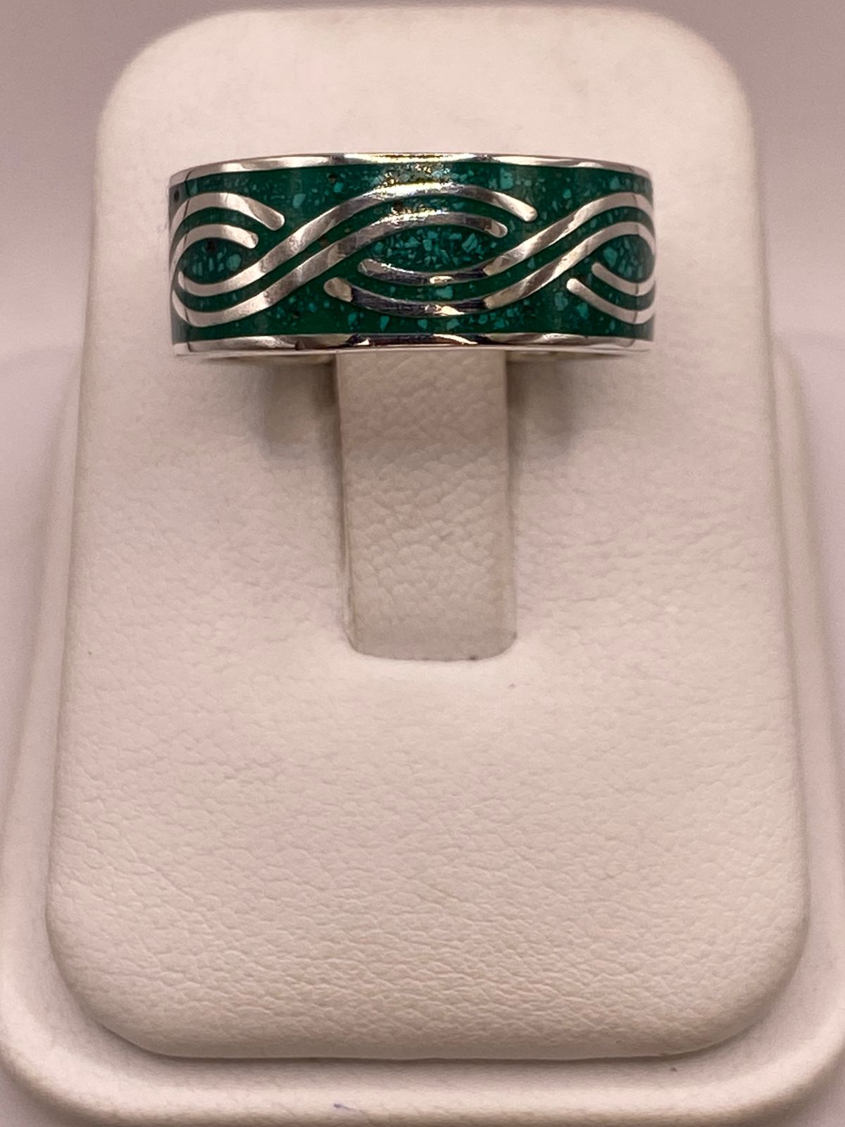 Anillo Plata .925 con Incrustación Verde y Diseño Ondulado