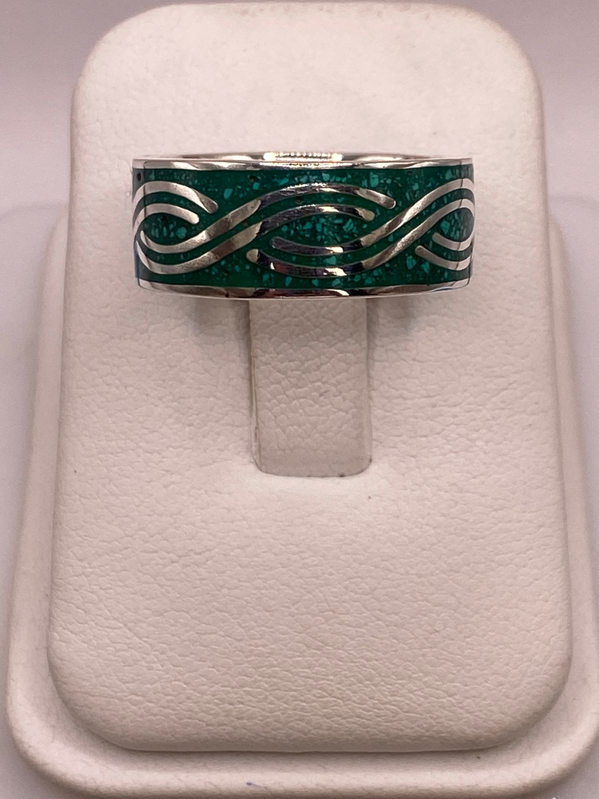 Anillo Plata .925 con Incrustación Verde y Diseño Ondulado