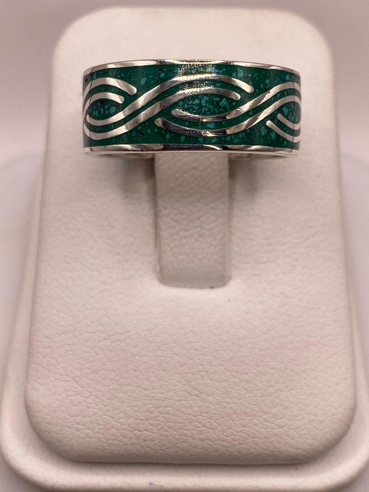Anillo Plata .925 con Incrustación Verde y Diseño Ondulado