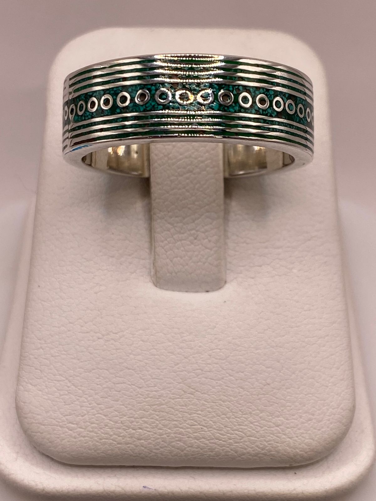 Anillo Plata .925 con Incrustación Verde y Detalles Geométricos