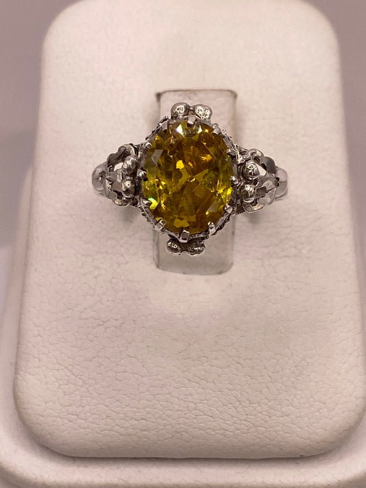 Anillo de Plata 925 con Zirconia Amarilla Facetada, Diseño Corona Vintage en báscula mostrando peso