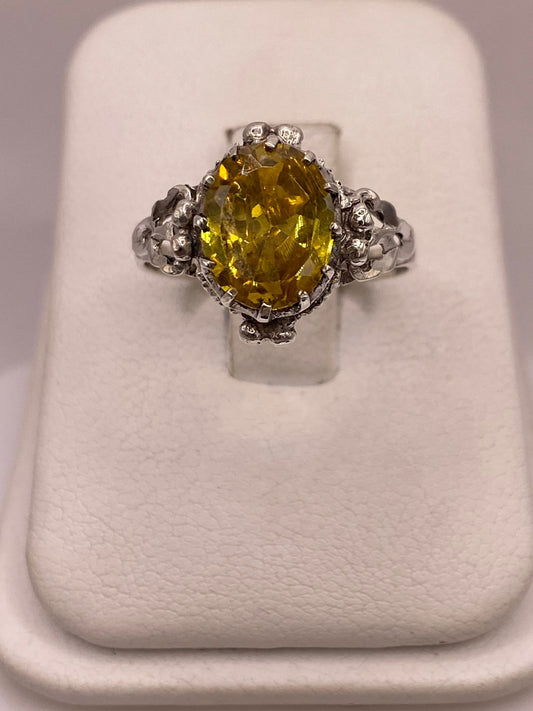 Anillo de Plata 925 con Zirconia Amarilla Facetada, Diseño Corona Vintage en báscula mostrando peso