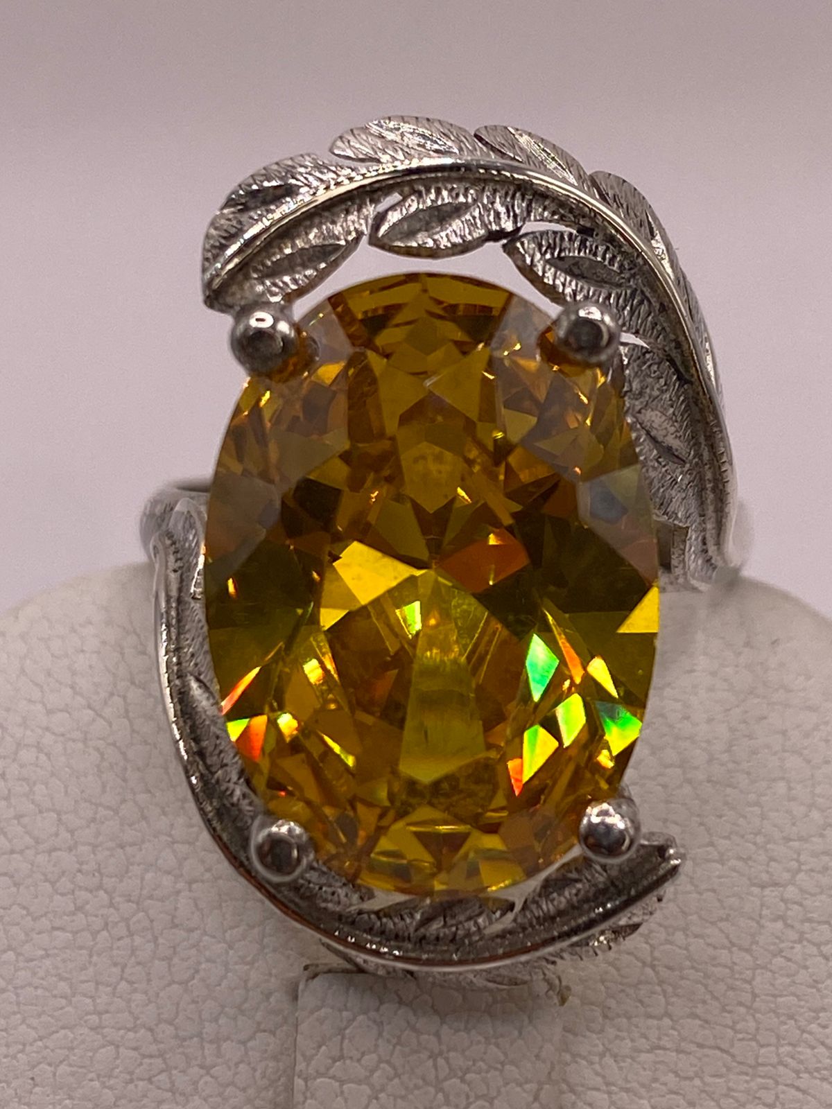 Anillo de Plata 925 con Zirconia Amarilla Ovalada y Diseño de Hojas