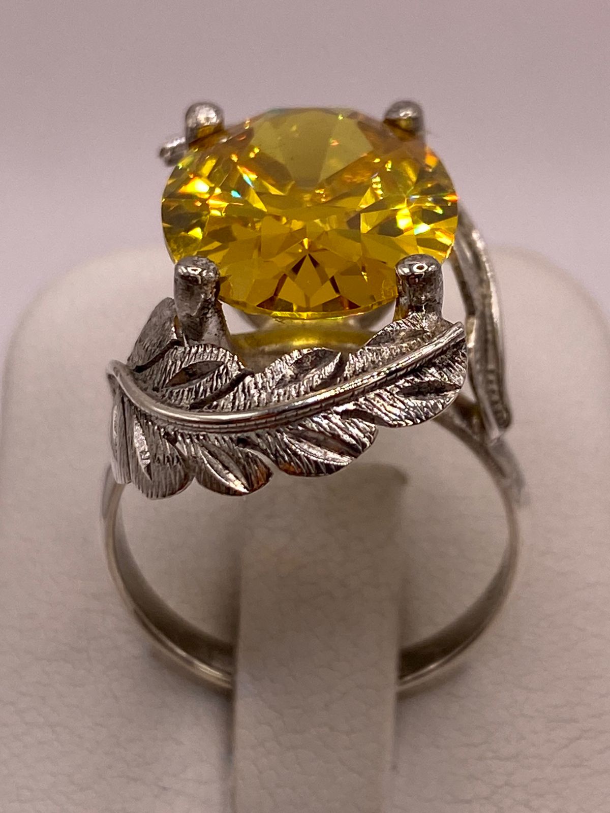 Anillo de Plata 925 con Zirconia Amarilla Ovalada y Diseño de Hojas
