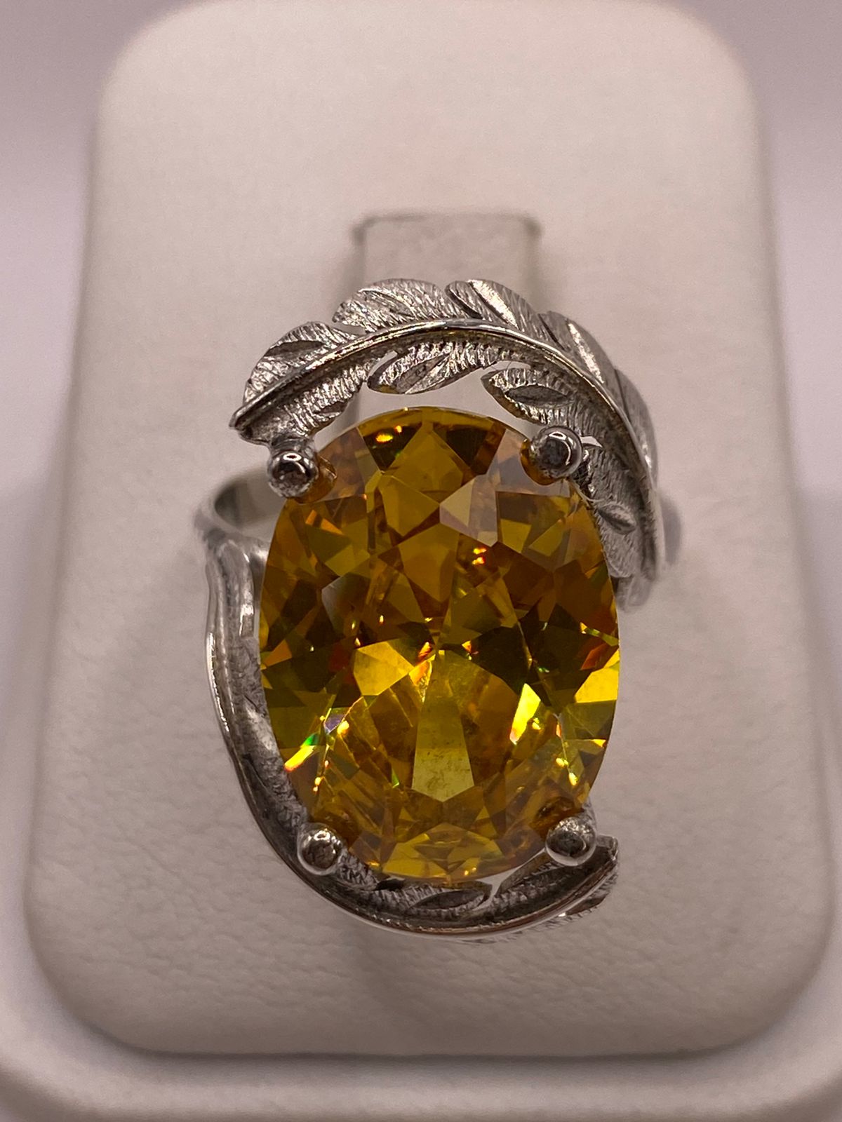 Anillo de Plata 925 con Zirconia Amarilla Ovalada y Diseño de Hojas