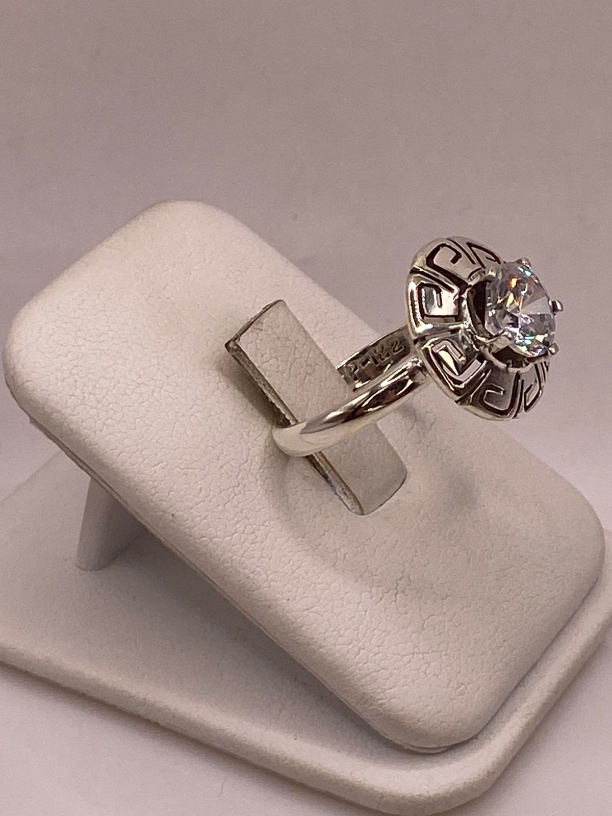 ANILLO DE PLATA 925 CON ZIRCONIA BLANCA FACETADA DISEÑO CIRCULAR TIPO GRECA