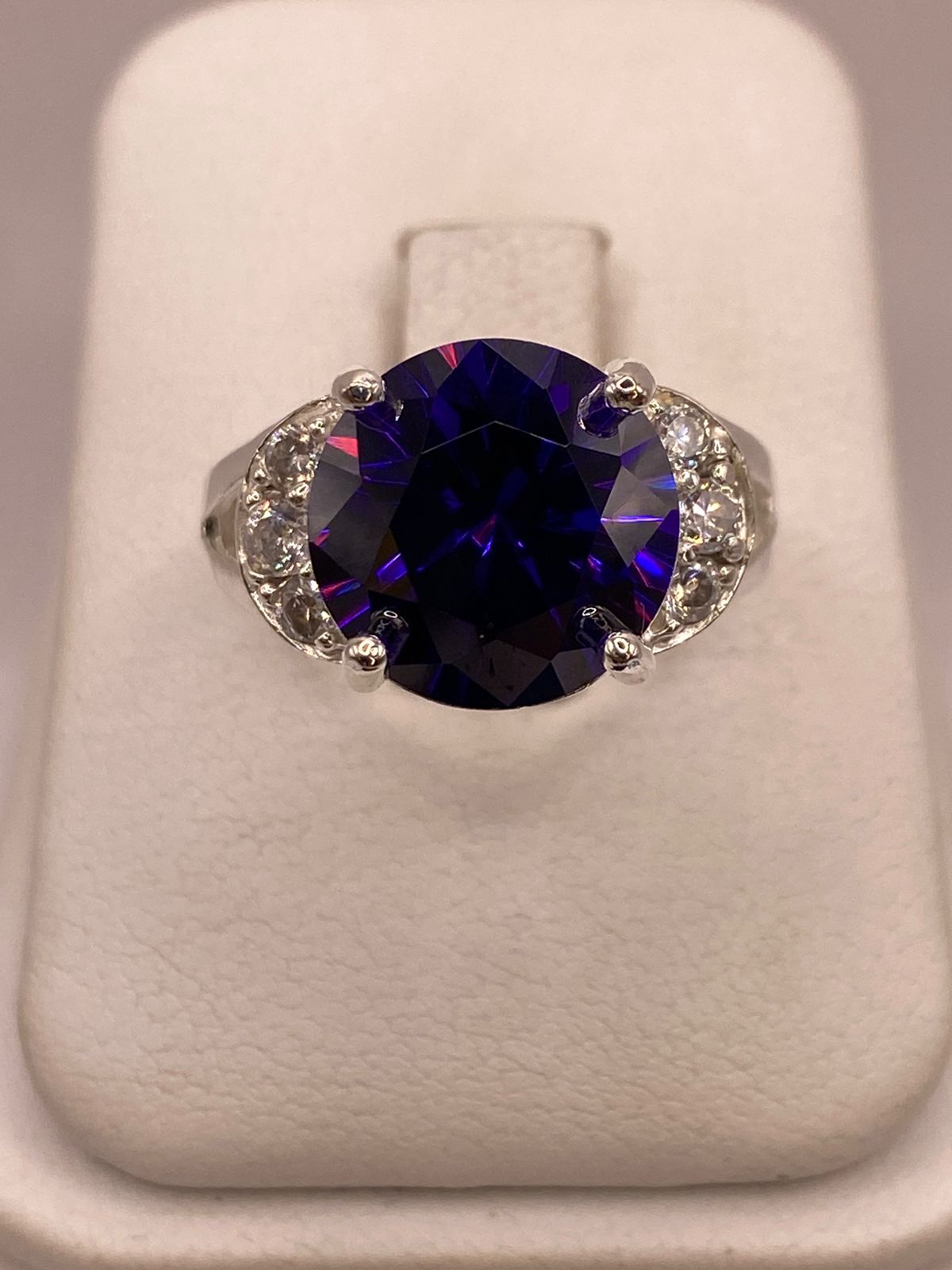 Anillo de Plata 925 con Zirconia Morada y Zirconias Blancas