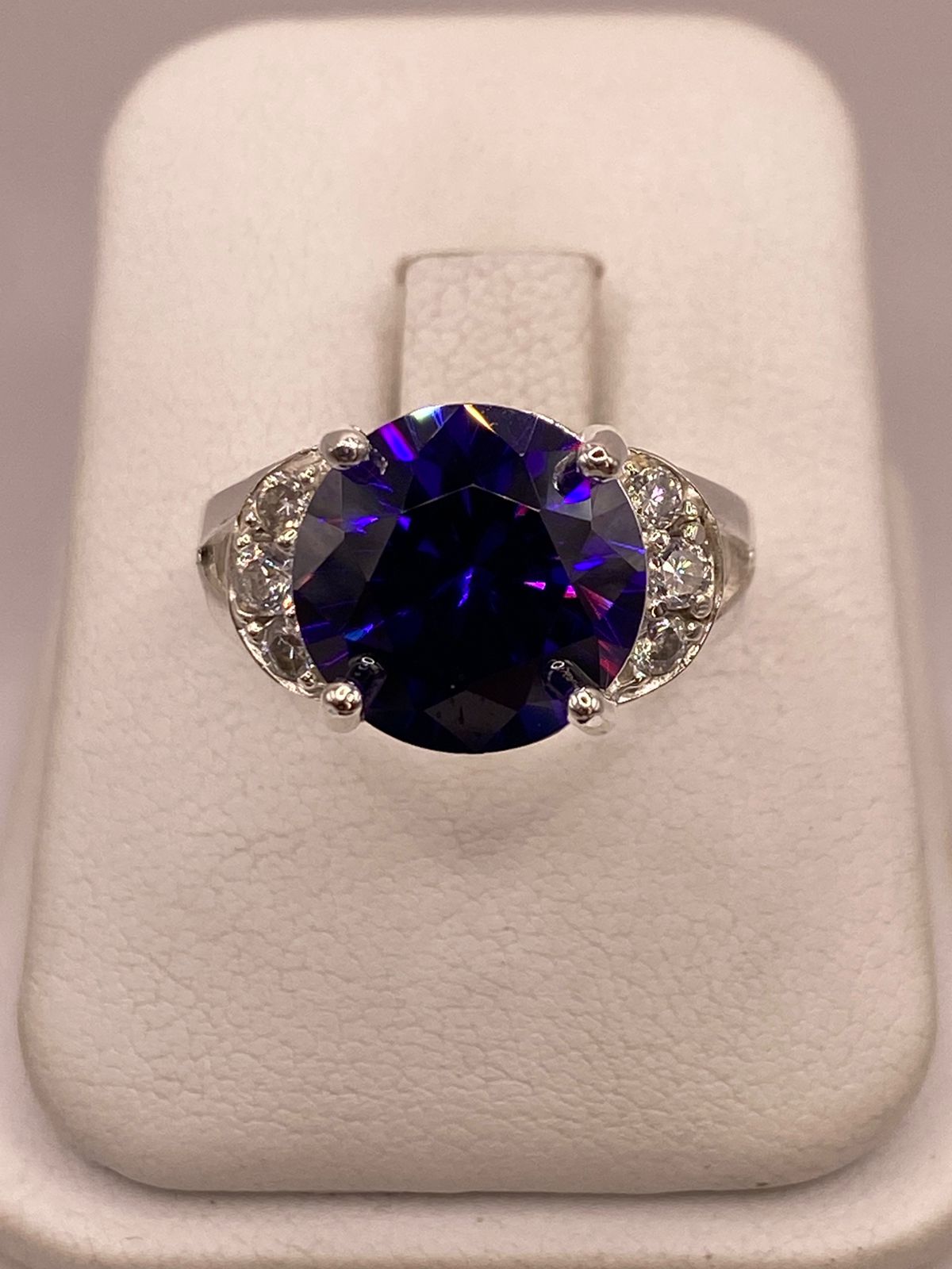 Anillo de Plata 925 con Zirconia Morada y Zirconias Blancas