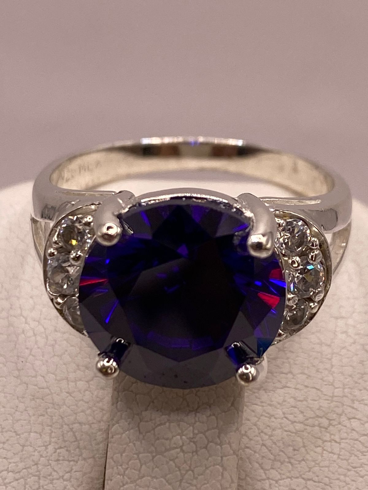 Anillo de Plata 925 con Zirconia Morada y Zirconias Blancas