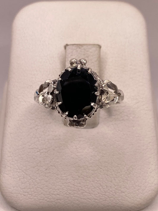 Anillo de Plata 925 con Zirconia Negra Facetada, Diseño Corona Vintage — ángulo diagonal