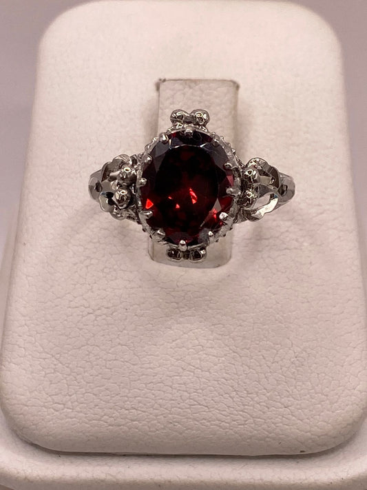 Anillo de Plata 925 con Zirconia Roja Facetada, Diseño Corona Vintage — ángulo diagonal