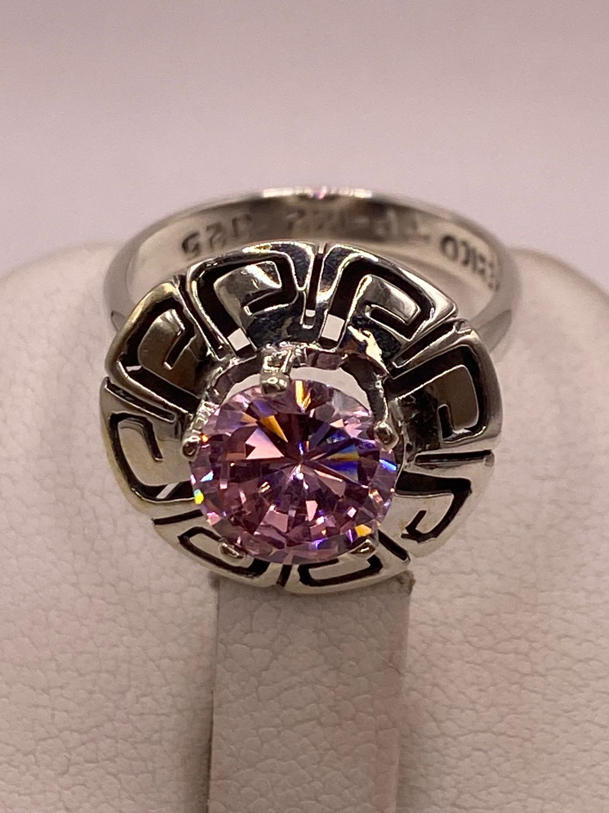 ANILLO DE PLATA 925 CON ZIRCONIA ROSA FACETADA DISEÑO CIRCULAR TIPO GRECA