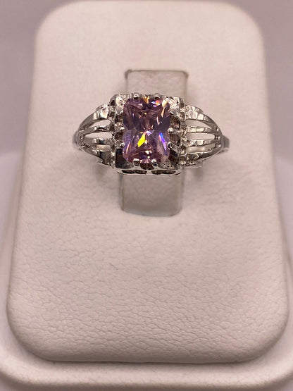 Anillo de Plata 925 con Zirconia Rosa Facetada, Diseño Elegante con Corazones, vista frontal