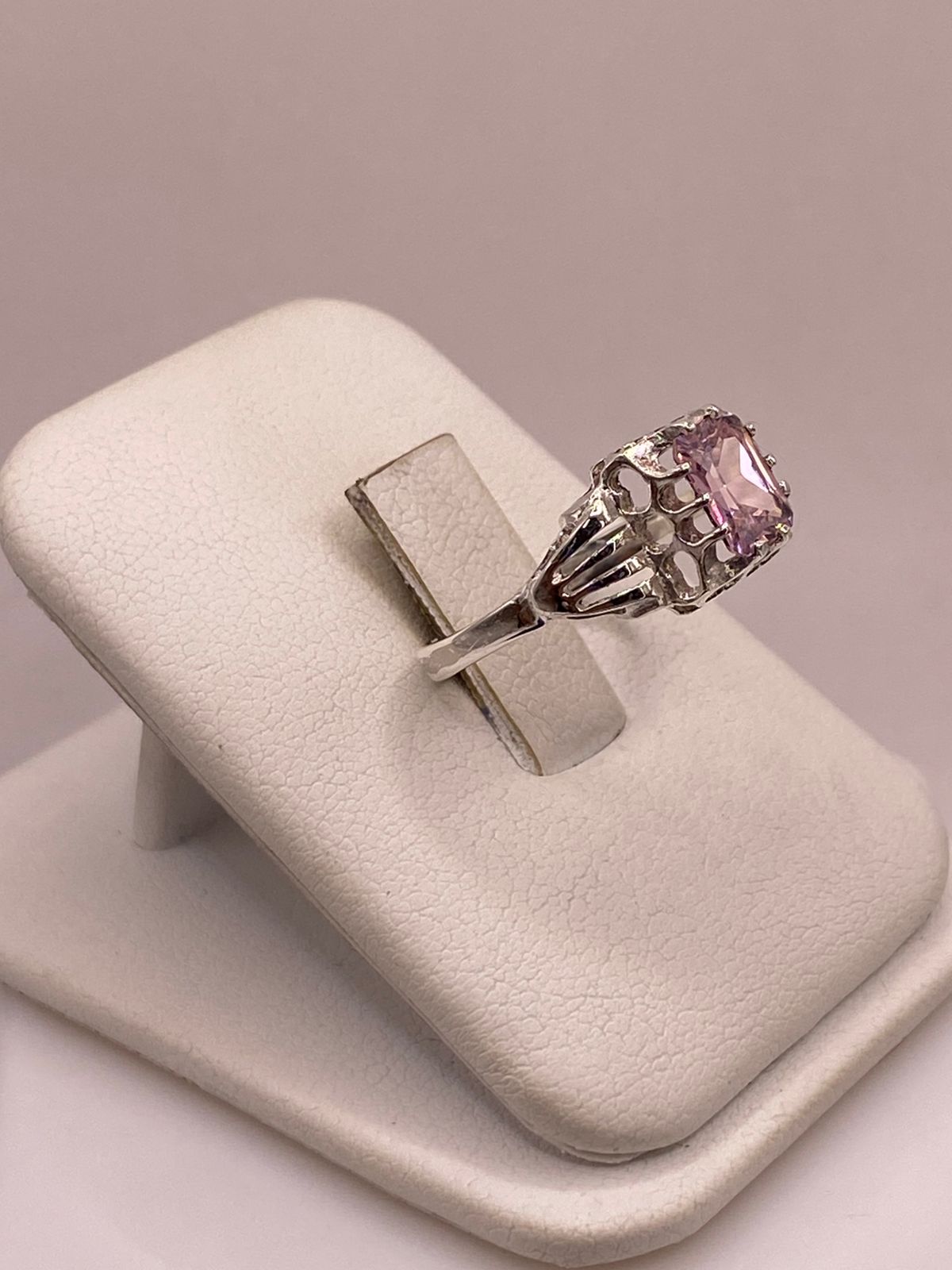 Anillo de Plata 925 con Zirconia Rosa Facetada, Diseño Elegante con Corazones, vista frontal