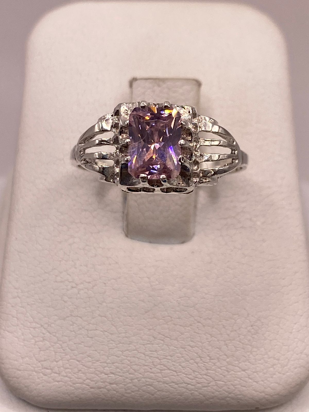 Anillo de Plata 925 con Zirconia Rosa Facetada, Diseño Elegante con Corazones, vista lateral