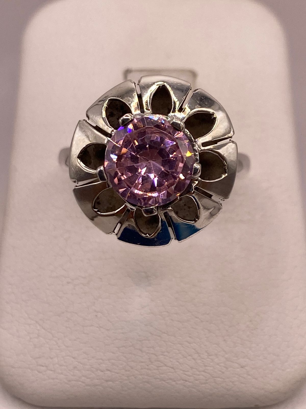 Anillo de Plata 925 con Zirconia Rosa Facetada, Diseño Floral Hecho, vista posterior