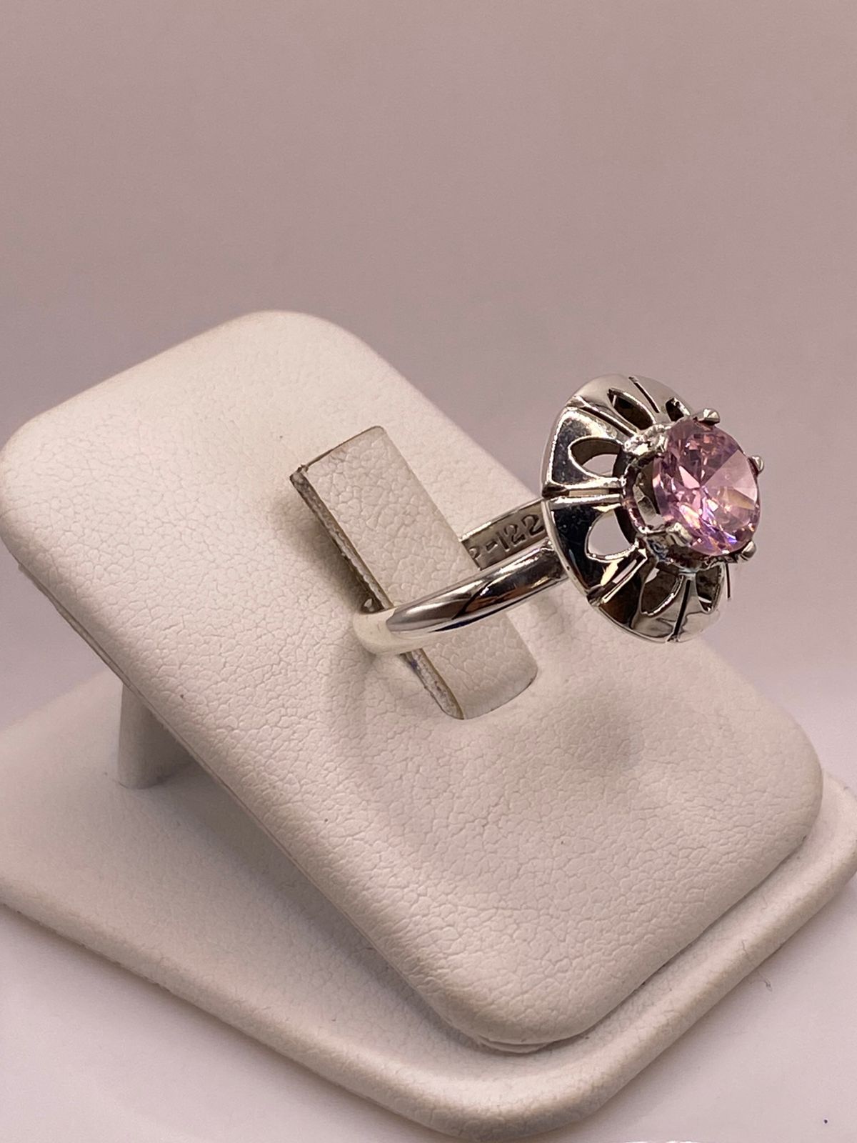 Anillo de Plata 925 con Zirconia Rosa Facetada, Diseño Floral Hecho, vista lateral
