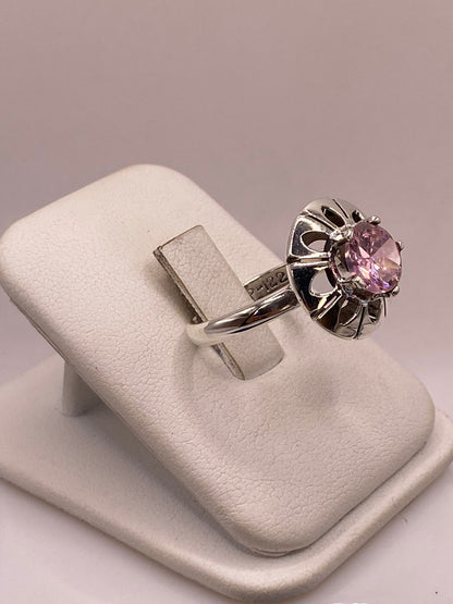 Anillo de Plata 925 con Zirconia Rosa Facetada, Diseño Floral Hecho, vista lateral