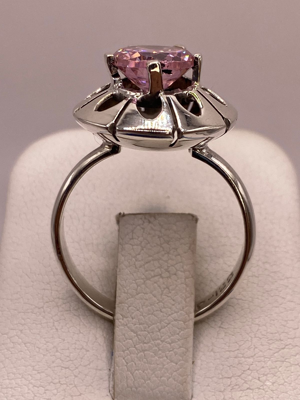 Anillo de Plata 925 con Zirconia Rosa Facetada, Diseño Floral Hecho, vista de detalle