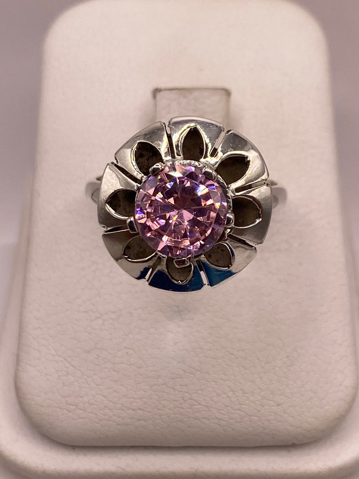 Anillo de Plata 925 con Zirconia Rosa Facetada, Diseño Floral Hecho, vista de detalle