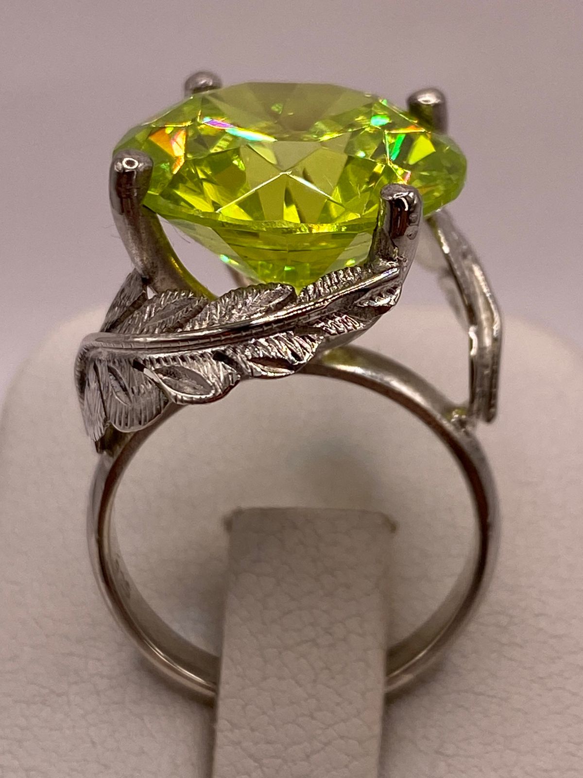 Anillo de Plata 925 con Zirconia Verde Limón y Diseño de Hojas