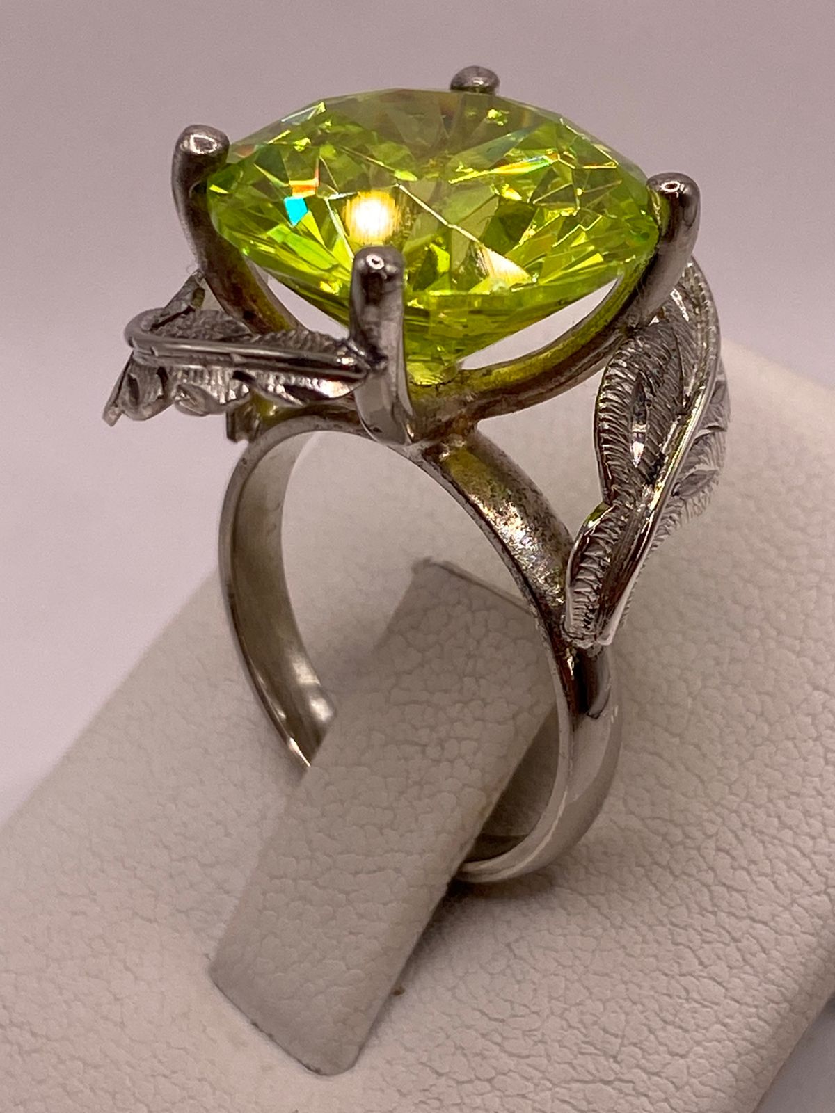 Anillo de Plata 925 con Zirconia Verde Limón y Diseño de Hojas