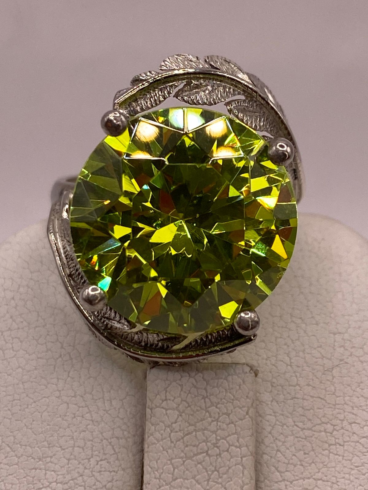 Anillo de Plata 925 con Zirconia Verde Limón y Diseño de Hojas