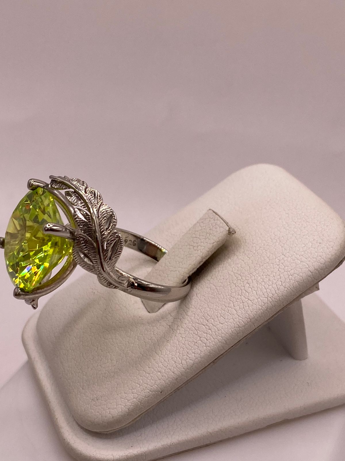 Anillo de Plata 925 con Zirconia Verde Limón y Diseño de Hojas