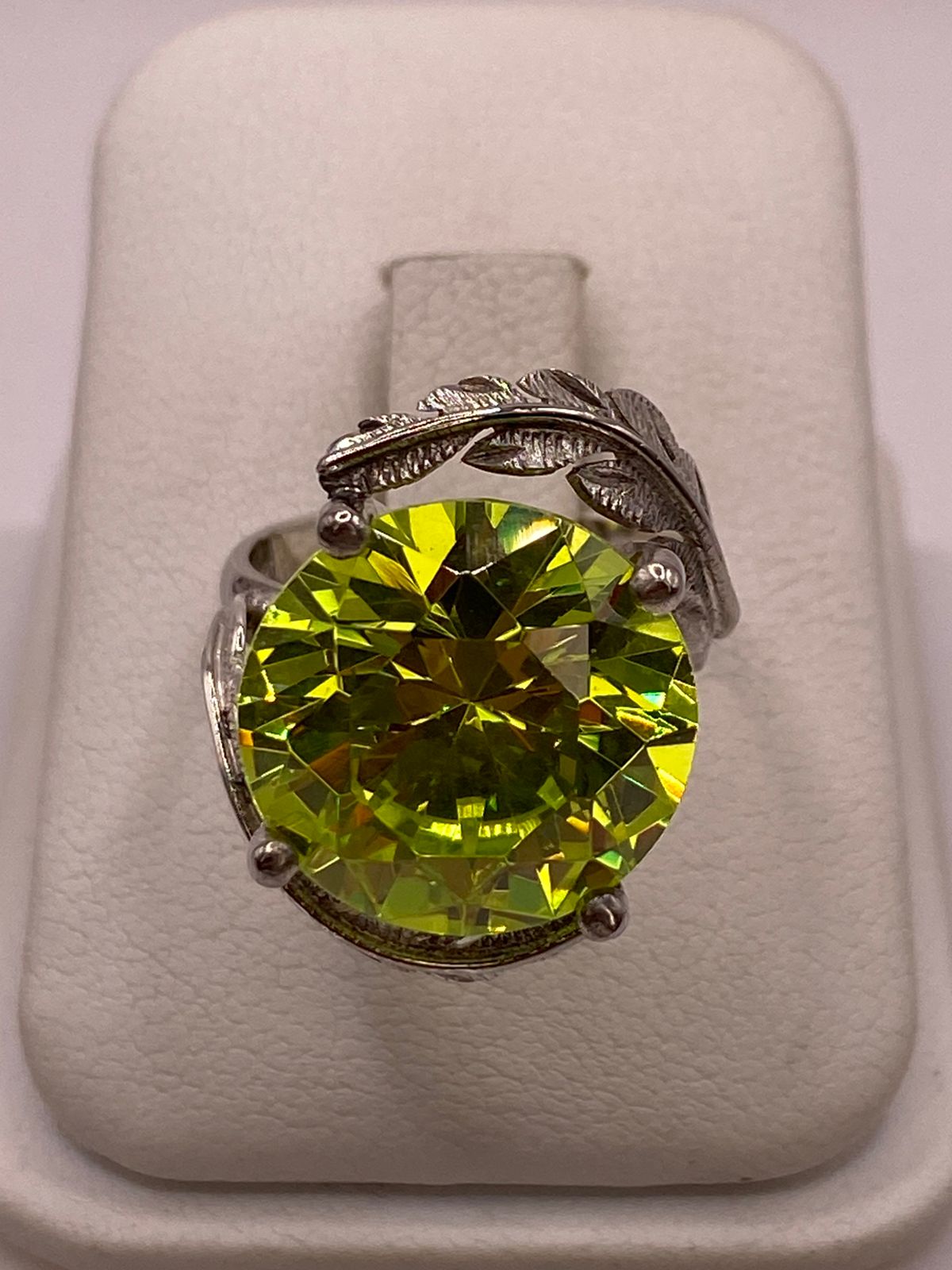Anillo de Plata 925 con Zirconia Verde Limón y Diseño de Hojas