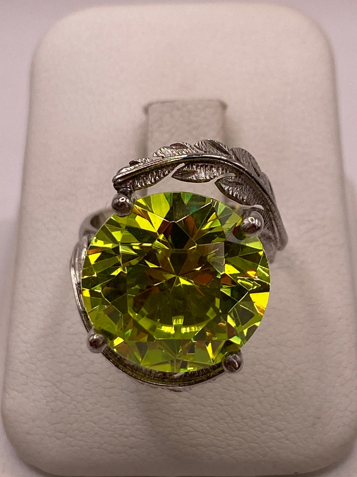 Anillo de Plata 925 con Zirconia Verde Limón y Diseño de Hojas