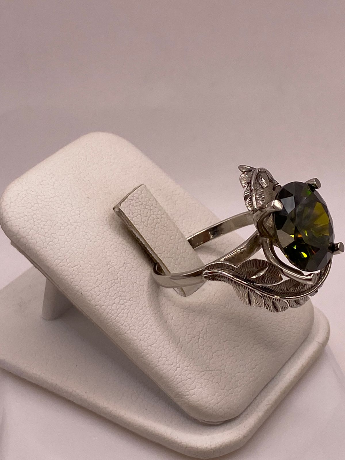 Anillo de Plata 925 con Zirconia Verde Olivo y Diseño de Hojas