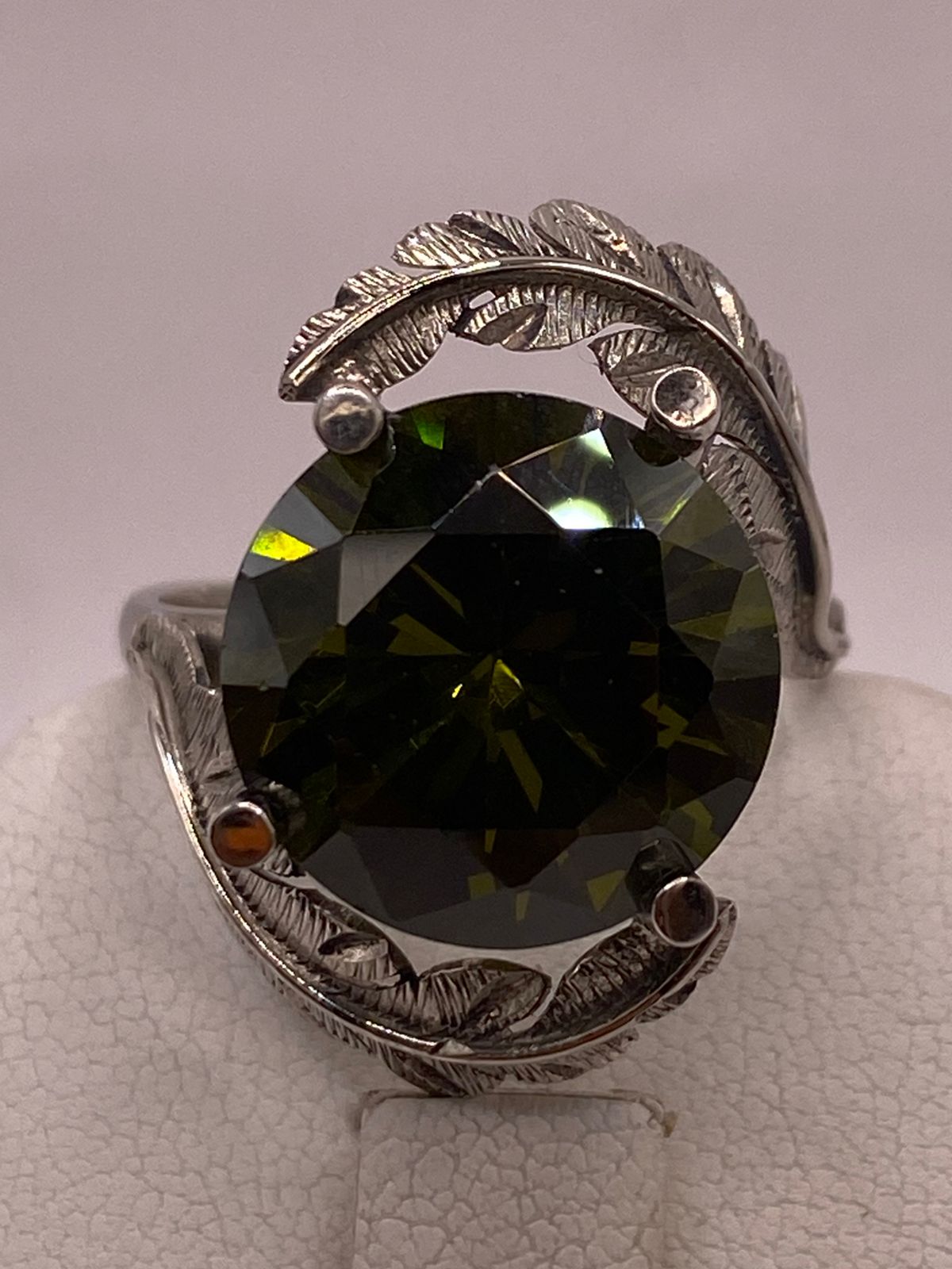 Anillo de Plata 925 con Zirconia Verde Olivo y Diseño de Hojas