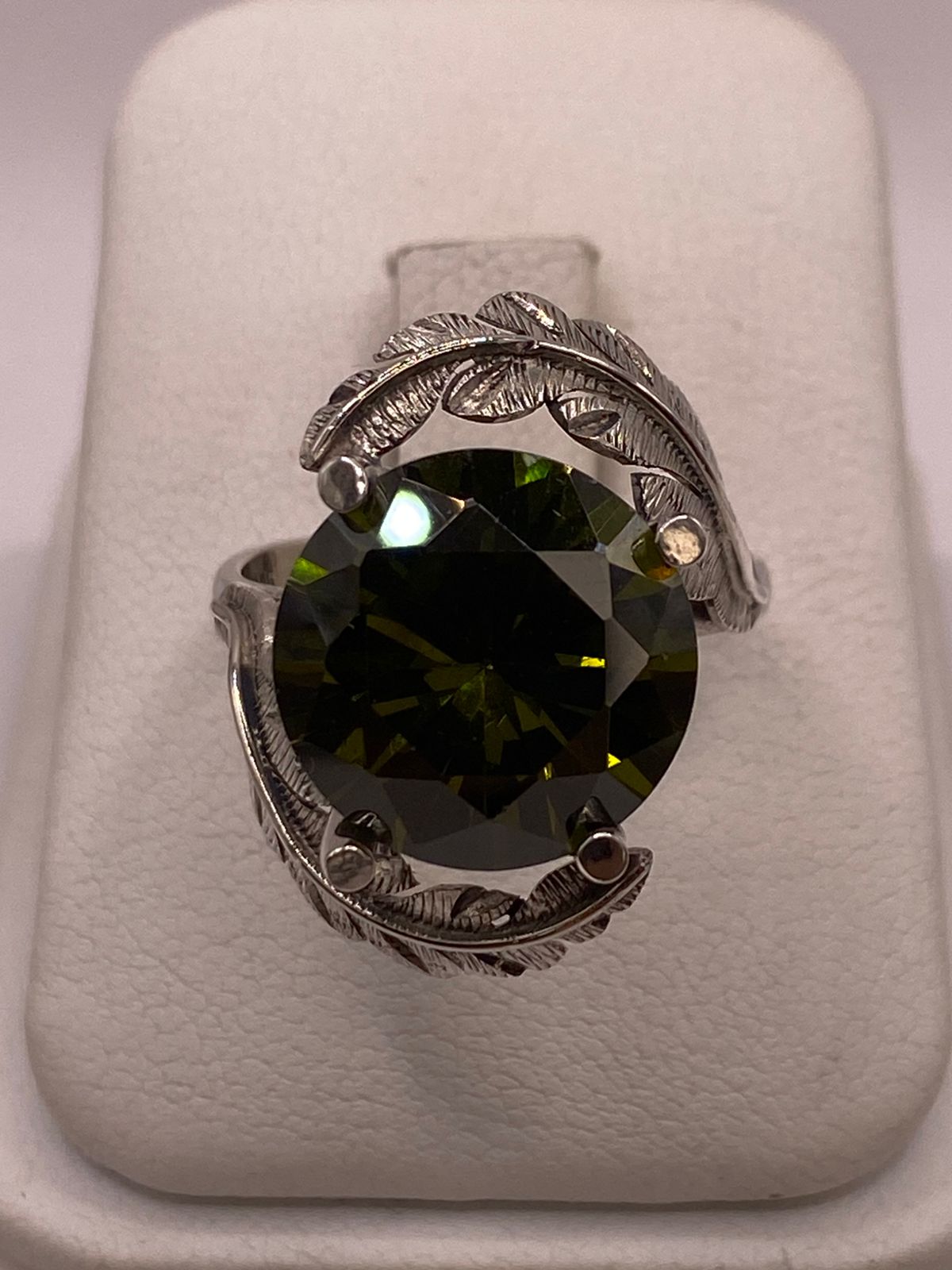 Anillo de Plata 925 con Zirconia Verde Olivo y Diseño de Hojas