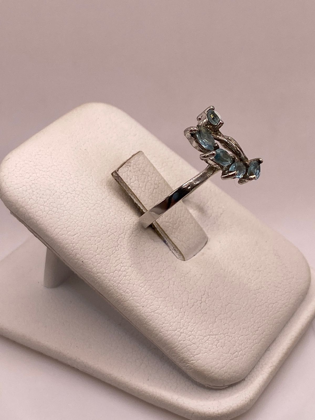 ANILLO DE PLATA 925 CON ZIRCONIAS AZULES FACETADAS, DISEÑO FLORAL ABSTRACTO