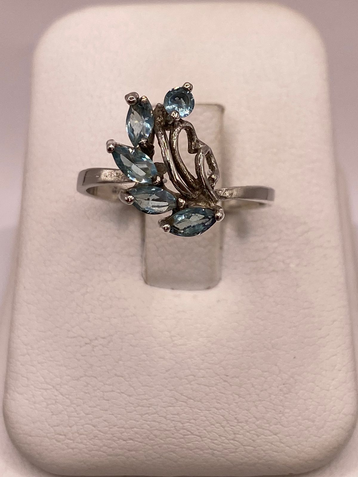 ANILLO DE PLATA 925 CON ZIRCONIAS AZULES FACETADAS, DISEÑO FLORAL ABSTRACTO