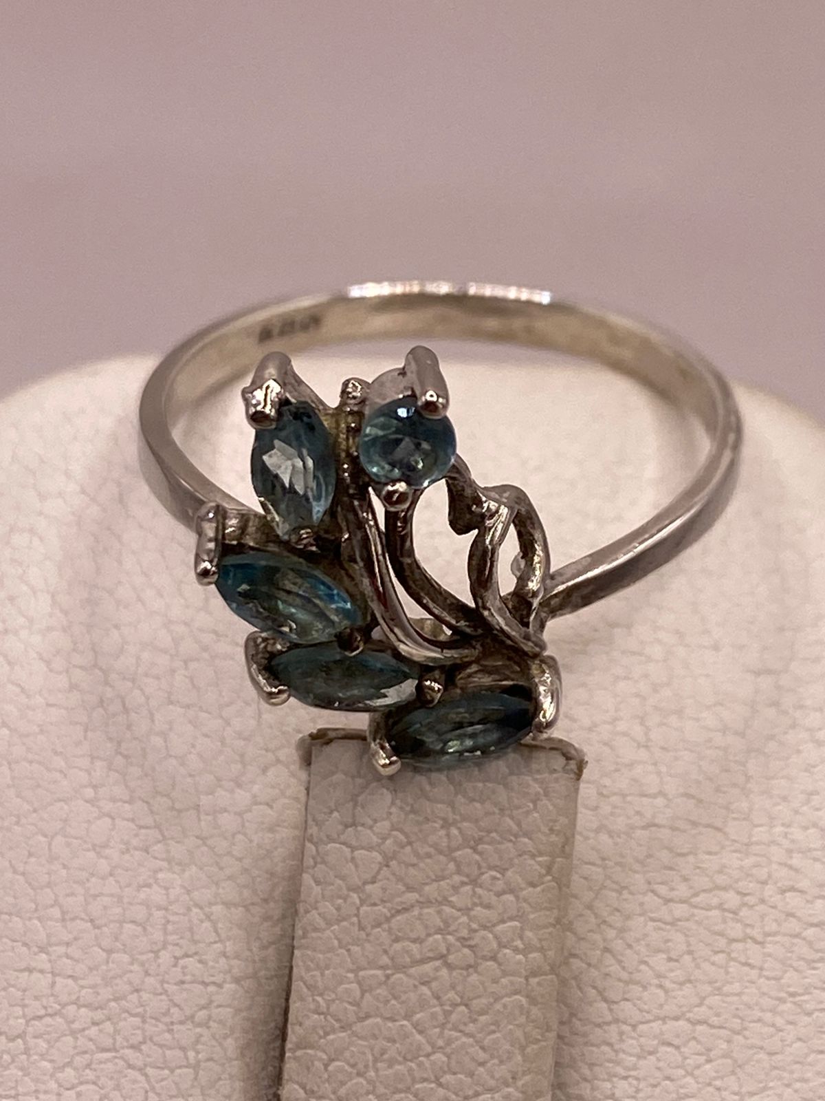 ANILLO DE PLATA 925 CON ZIRCONIAS AZULES FACETADAS, DISEÑO FLORAL ABSTRACTO