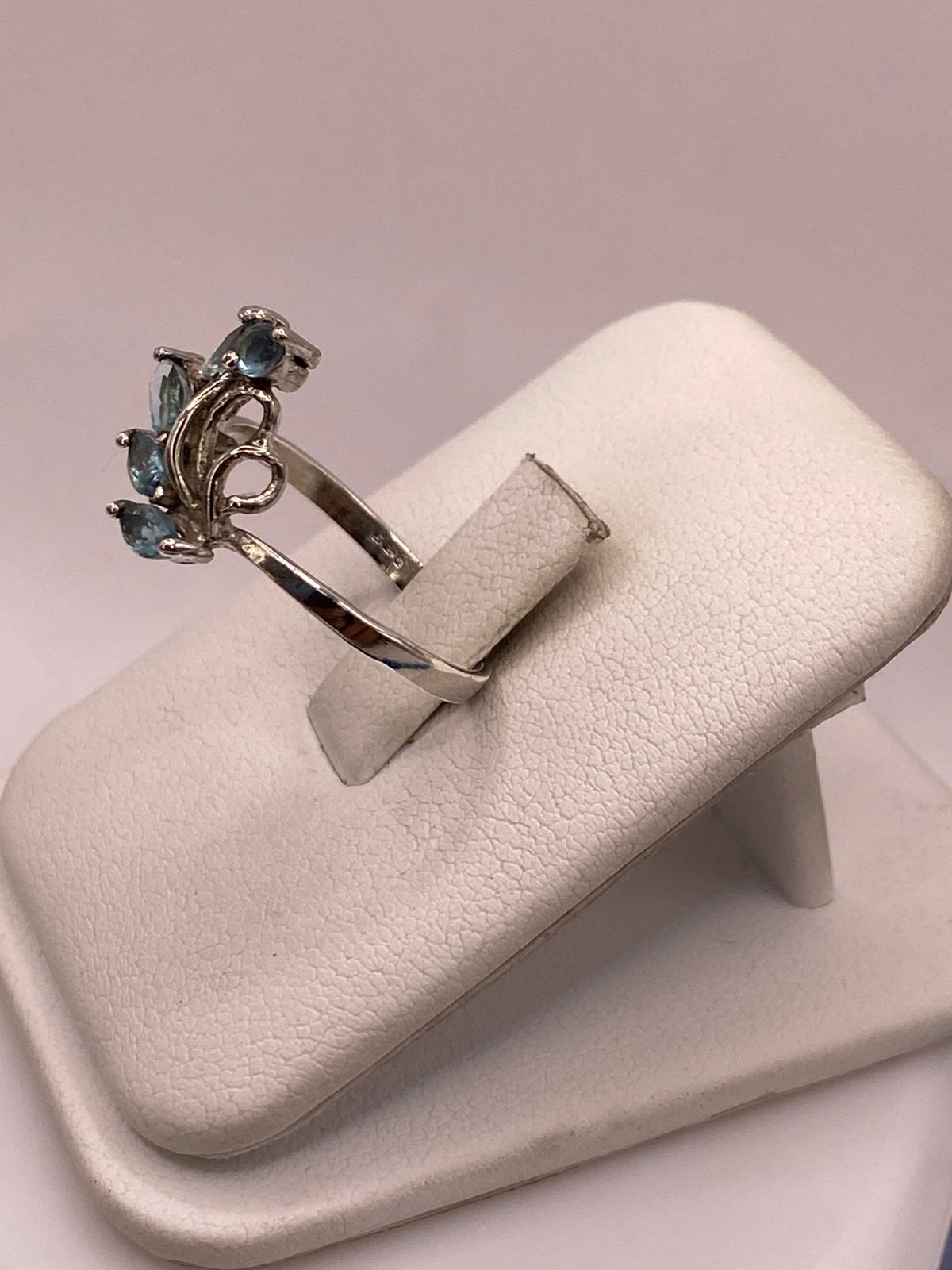 ANILLO DE PLATA 925 CON ZIRCONIAS AZULES FACETADAS, DISEÑO FLORAL ABSTRACTO