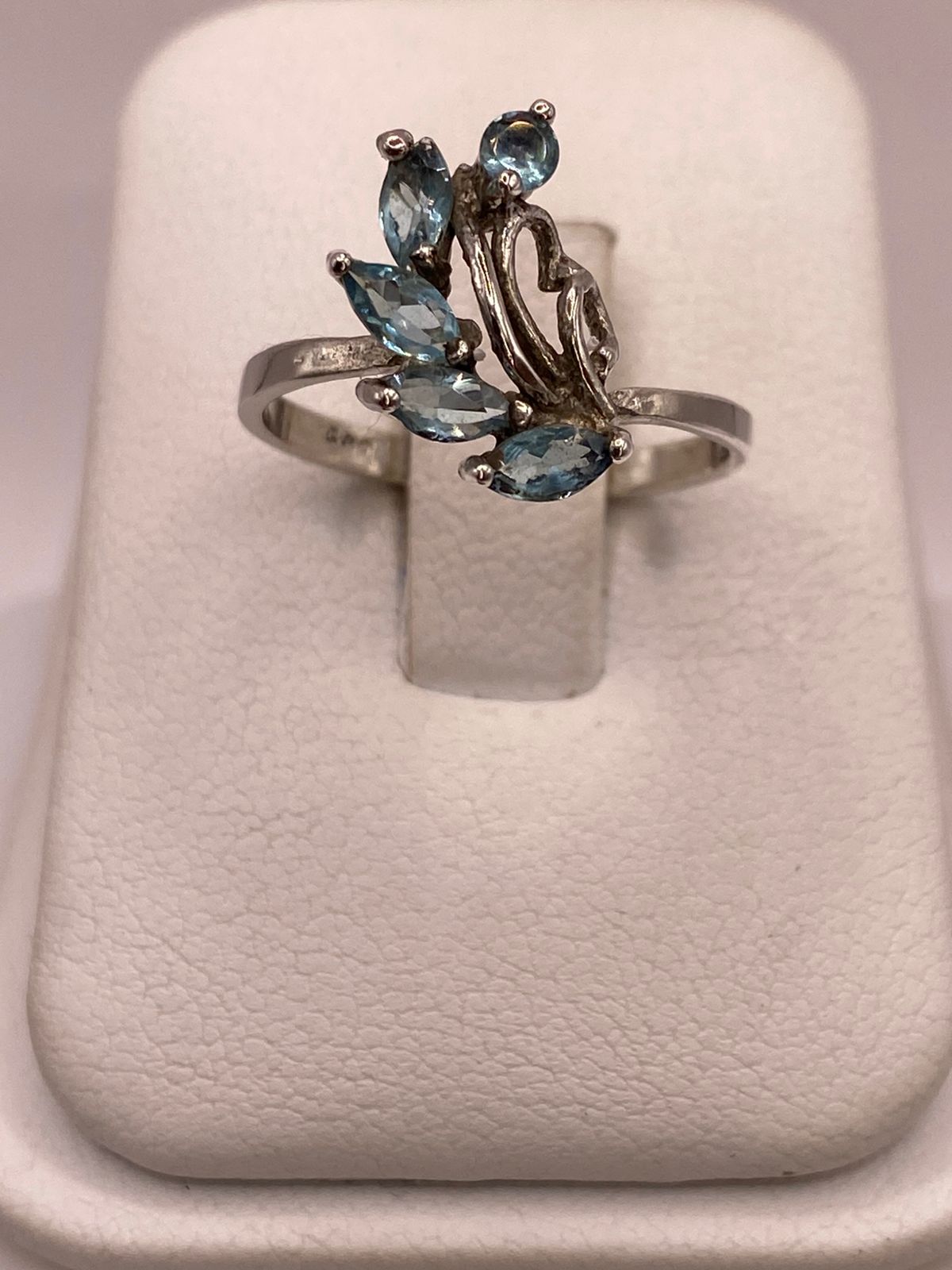 ANILLO DE PLATA 925 CON ZIRCONIAS AZULES FACETADAS, DISEÑO FLORAL ABSTRACTO