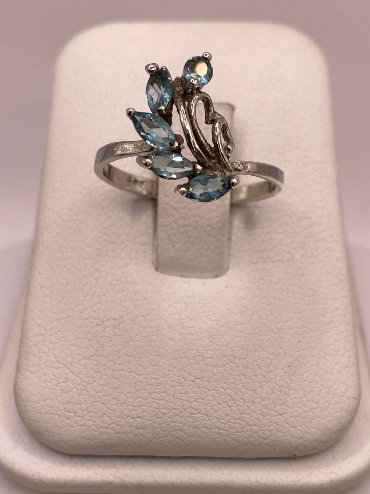 ANILLO DE PLATA 925 CON ZIRCONIAS AZULES FACETADAS, DISEÑO FLORAL ABSTRACTO