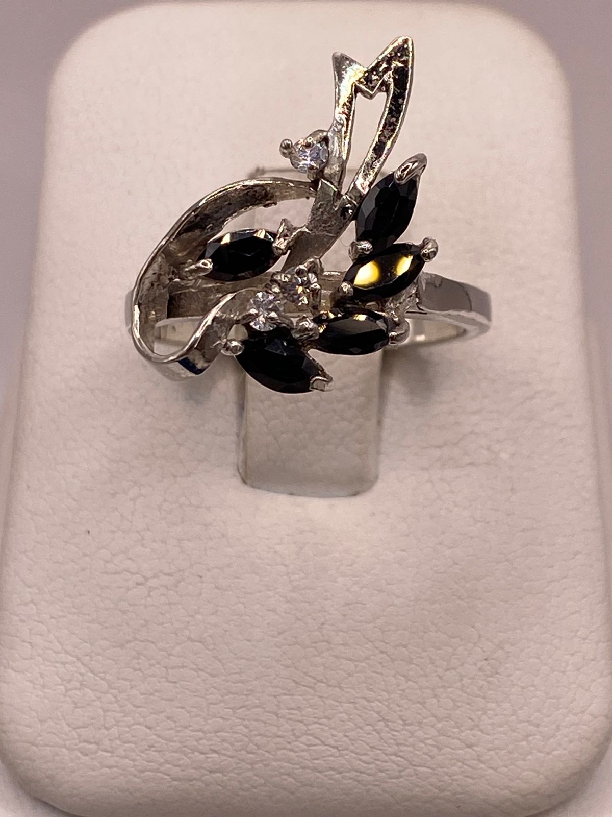 ANILLO DE PLATA 925 CON ZIRCONIAS NEGRAS DISEÑO FLORAL ABSTRACTO