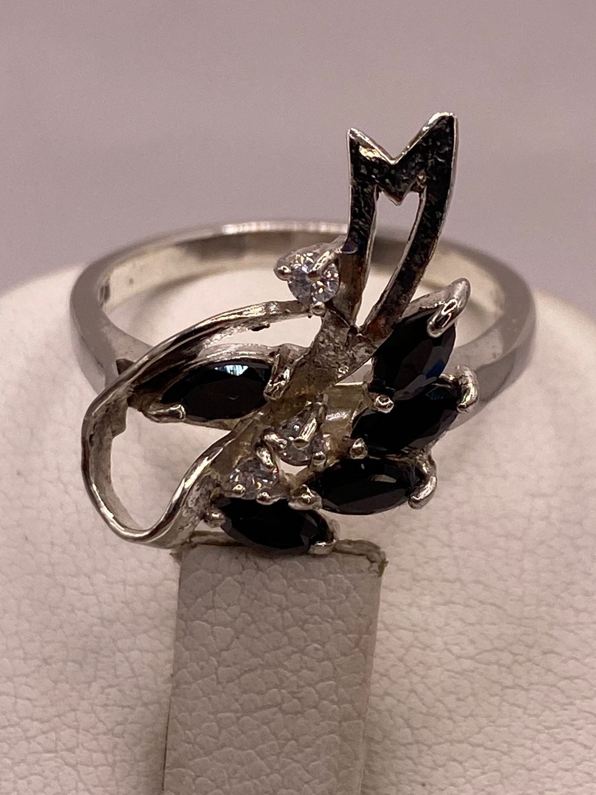 ANILLO DE PLATA 925 CON ZIRCONIAS NEGRAS DISEÑO FLORAL ABSTRACTO