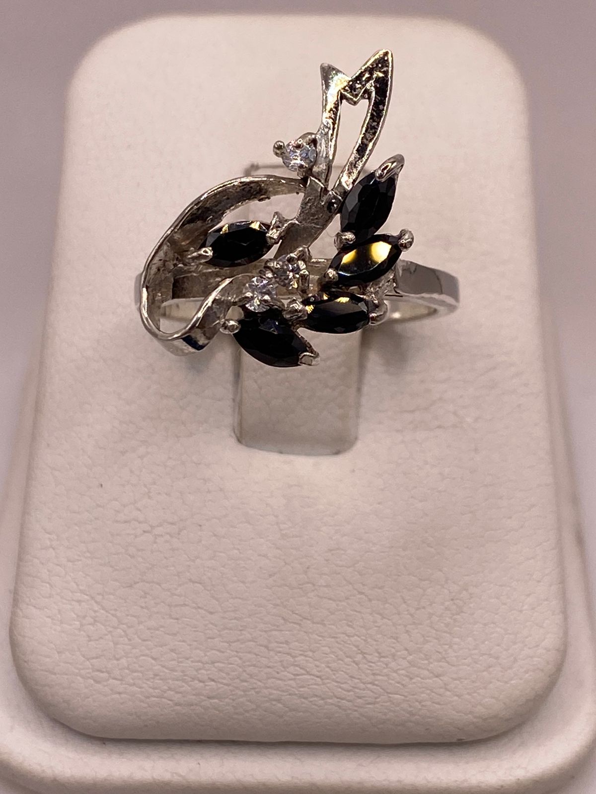 ANILLO DE PLATA 925 CON ZIRCONIAS NEGRAS DISEÑO FLORAL ABSTRACTO
