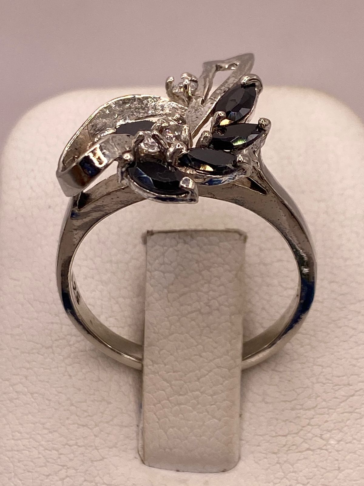 ANILLO DE PLATA 925 CON ZIRCONIAS NEGRAS DISEÑO FLORAL ABSTRACTO